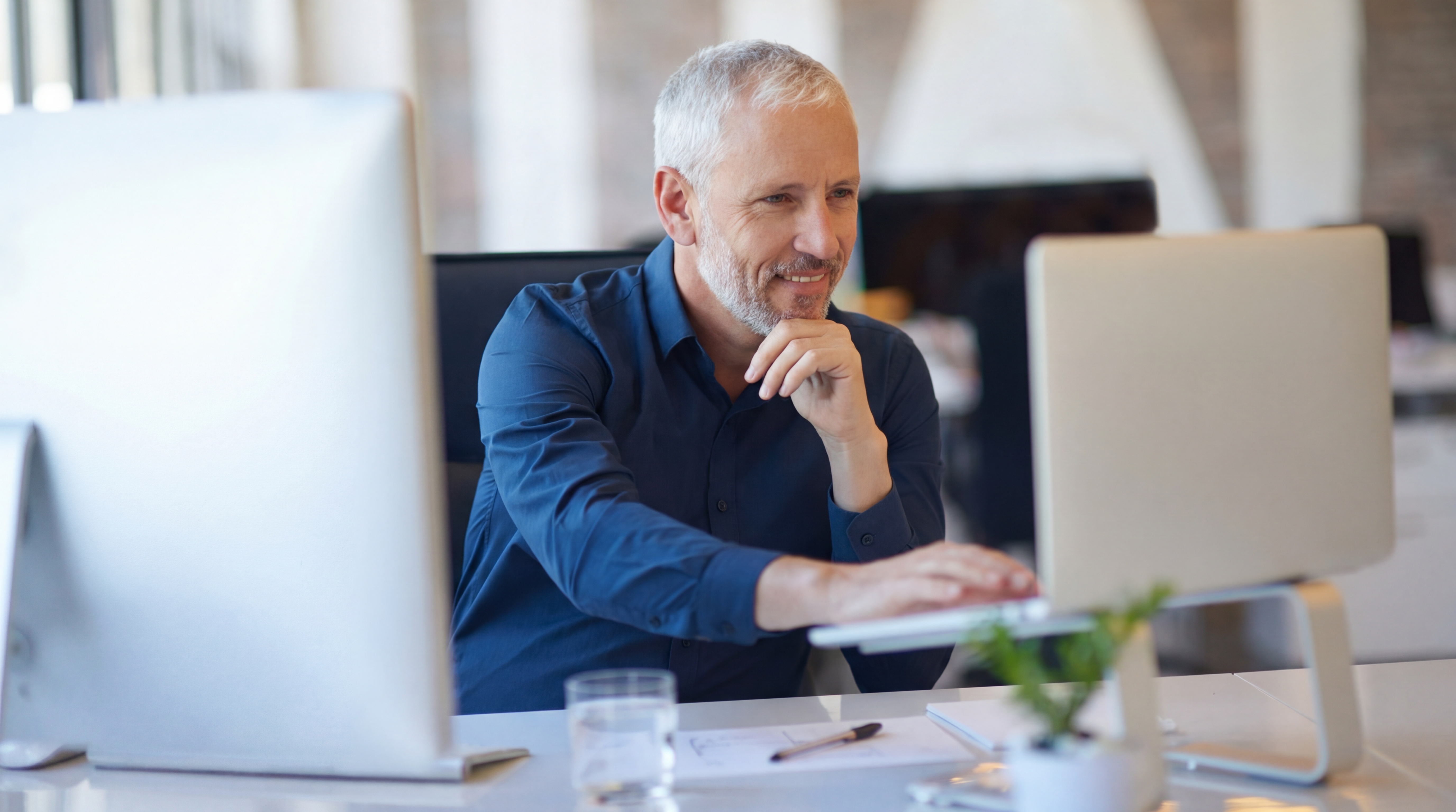 Directeur financier analysant les données